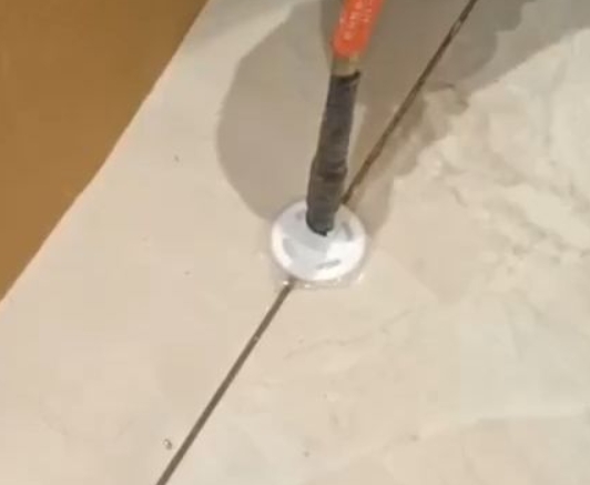 古田瓷砖空鼓维修公司专业解答瓷砖在铺贴过程中，如果没有涂抹均匀到位的粘结材料（如水泥砂浆或瓷砖胶），可能会导致以下问题